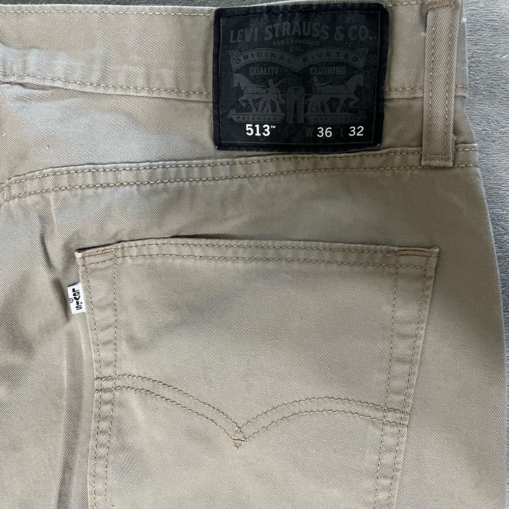 Great condition Levi’s 513 slim straight light gray khaki jeans 36/32